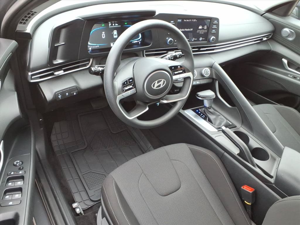 Used 2026 Hyundai Elantra SE FWD image 17