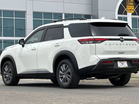Used 2025 Nissan Pathfinder SV FWD image 5