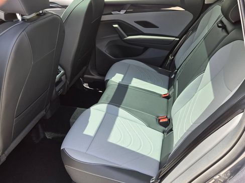 Used 2026 Volkswagen Tiguan SE w/ Panoramic Sunroof Package FWD image 11