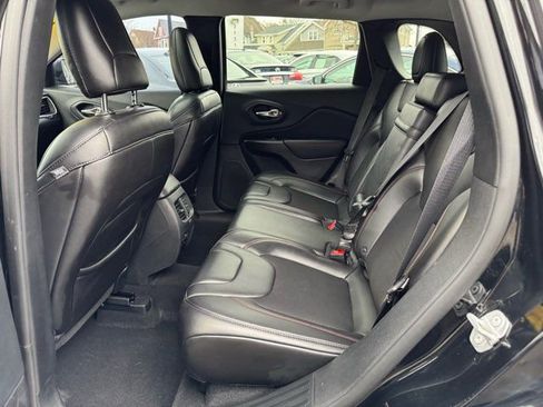 Used 2019 Jeep Cherokee Trailhawk w/ Cold Weather Group image 20