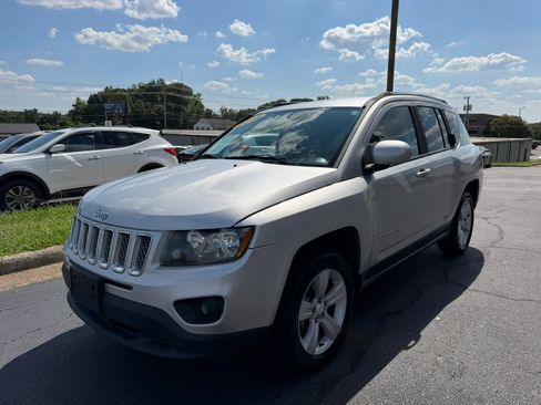 Used 2014 Jeep Compass Latitude FWD image 3