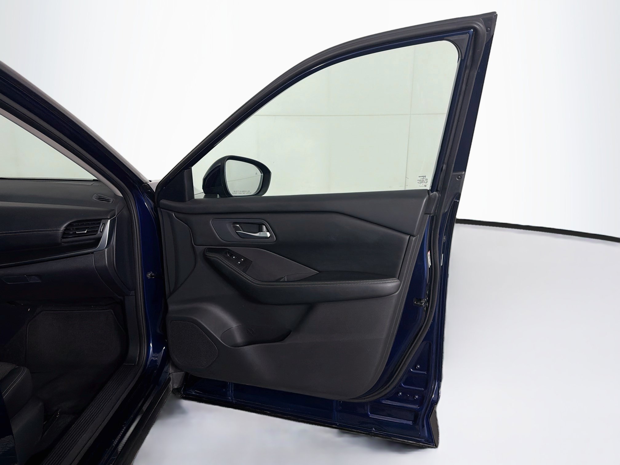 Used 2025 Nissan Rogue SV FWD image 32