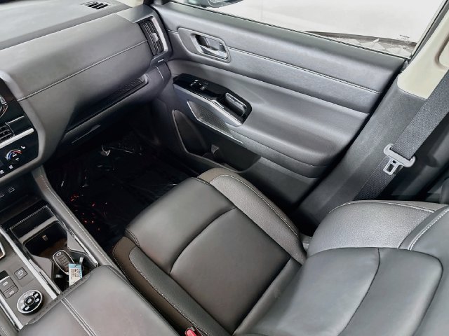 Used 2025 Nissan Pathfinder SL AWD/4WD image 22