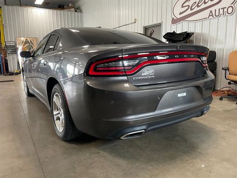 Used 2019 Dodge Charger SXT RWD image 3