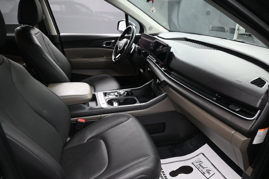 Used 2025 Kia Carnival EX FWD image 29