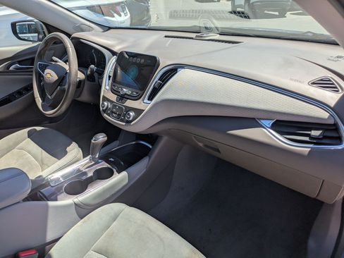 Used 2017 Chevrolet Malibu LT FWD image 33