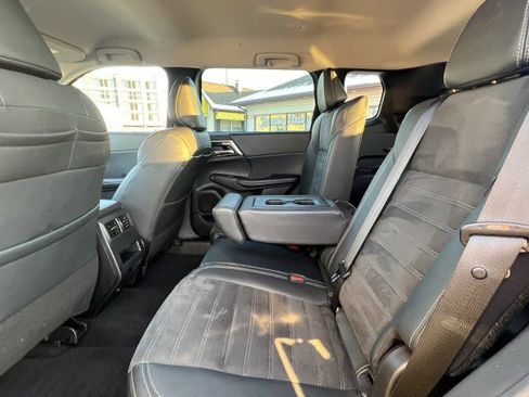 Used 2023 Mitsubishi Outlander SE image 27
