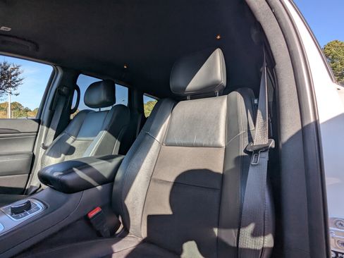 Used 2022 Jeep Grand Cherokee Laredo X image 9