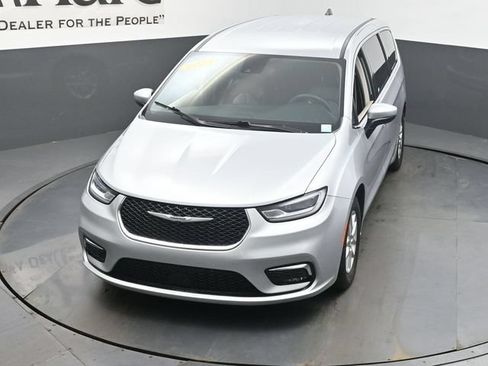 Used 2023 Chrysler Pacifica Touring-L FWD image 47