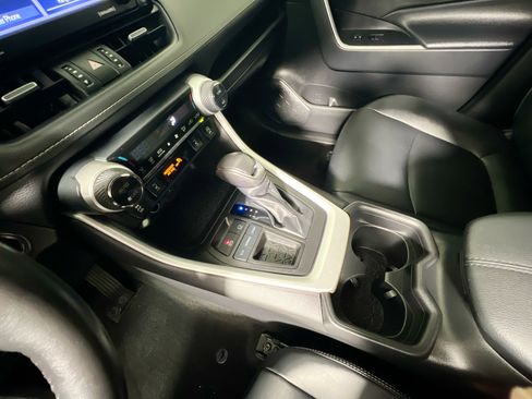 Used 2021 Toyota RAV4 XLE Premium image 25