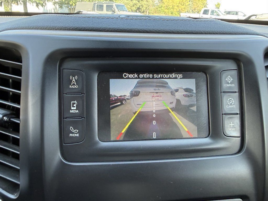Used 2016 Jeep Cherokee Latitude AWD/4WD image 25