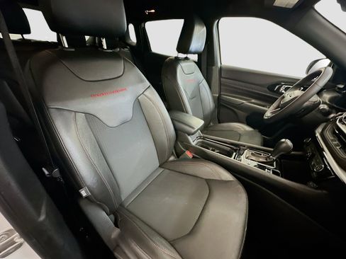 Used 2025 Jeep Compass Trailhawk image 31