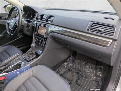 Used 2018 Volkswagen Passat 2.0T SEL Premium image 22