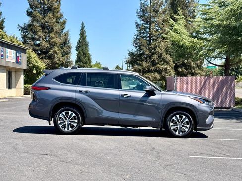 Used 2021 Toyota Highlander XLE AWD/4WD image 2