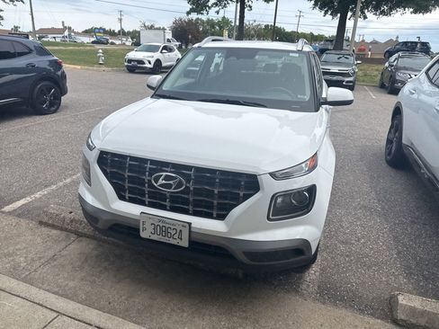 Used 2025 Hyundai Venue SEL FWD image 2