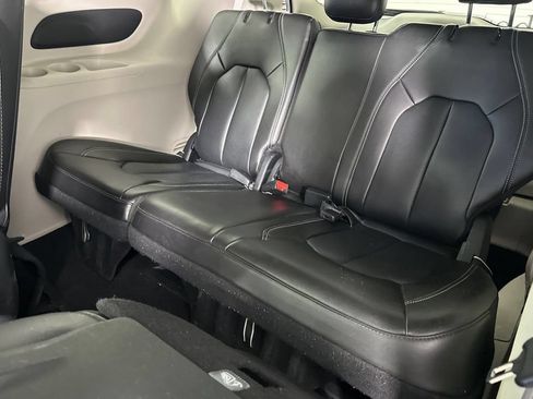 Used 2023 Chrysler Pacifica Touring-L FWD image 17