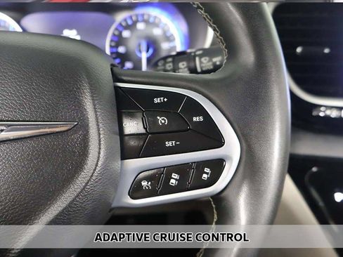 Used 2023 Chrysler Pacifica Touring-L FWD image 3