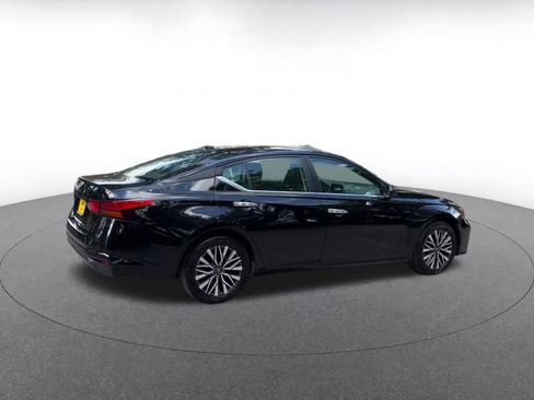 Used 2025 Nissan Altima 2.5 SV FWD image 21