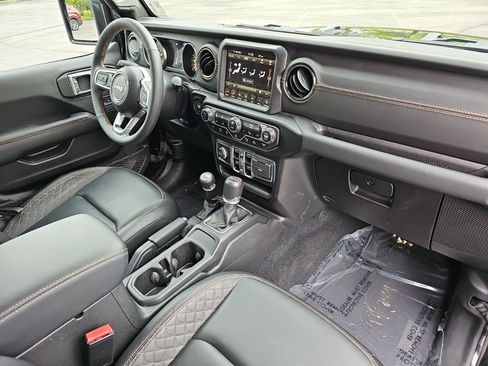 Used 2023 Jeep Gladiator Overland AWD/4WD image 14