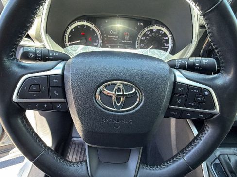 Used 2023 Toyota Highlander XLE AWD/4WD image 18