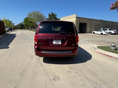 Used 2019 Dodge Grand Caravan SXT FWD image 3