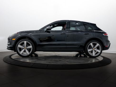 Certified 2025 Porsche Macan AWD/4WD image 2