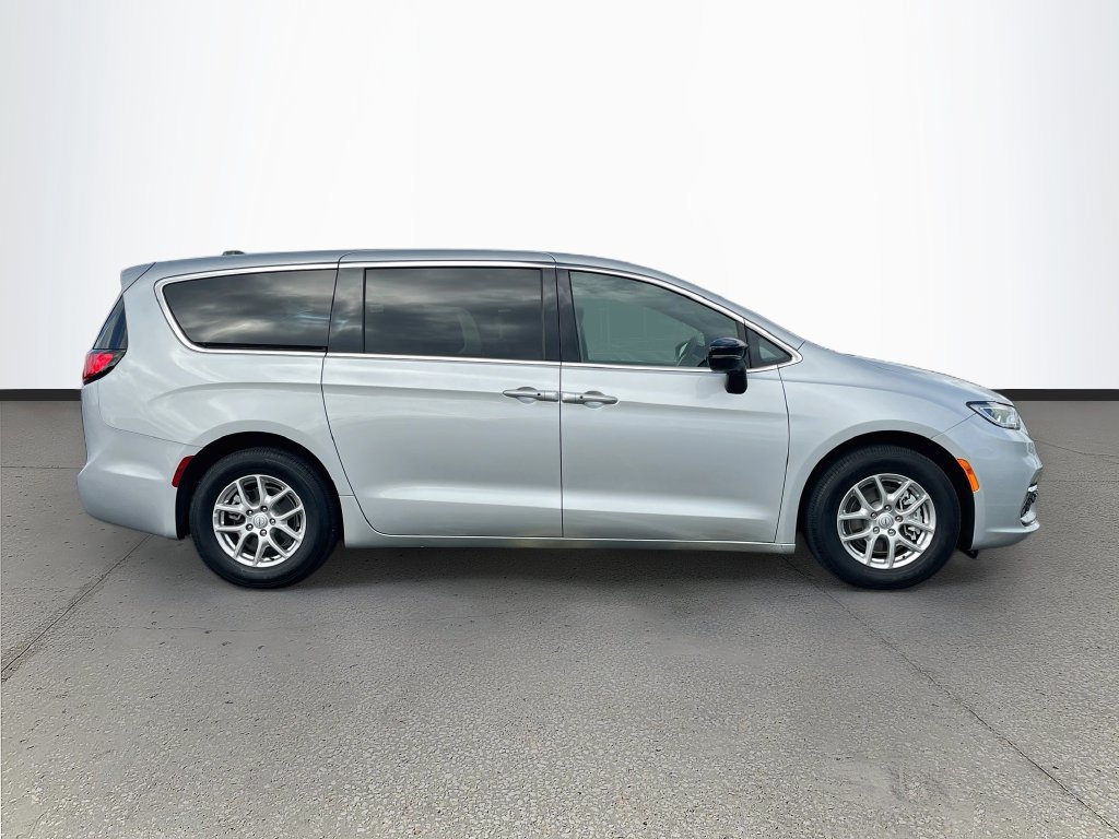 Used 2026 Chrysler Pacifica Select FWD image 8