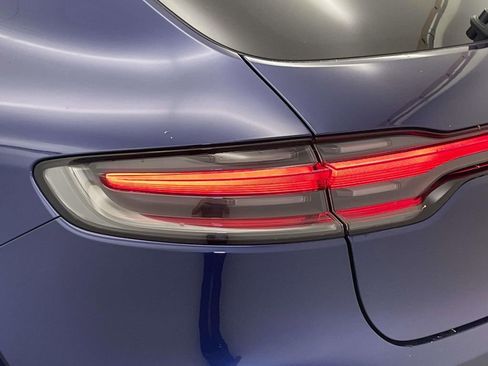 Certified 2022 Porsche Macan AWD/4WD image 16