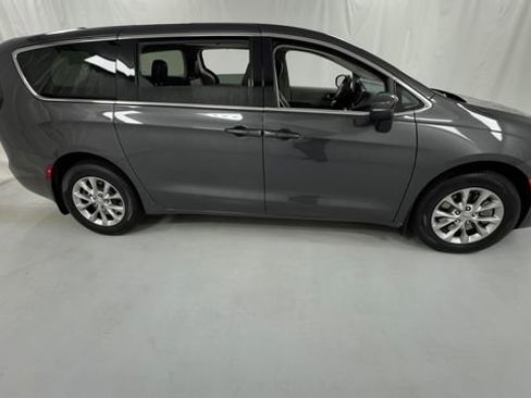 Used 2023 Chrysler Pacifica Touring-L AWD/4WD image 2