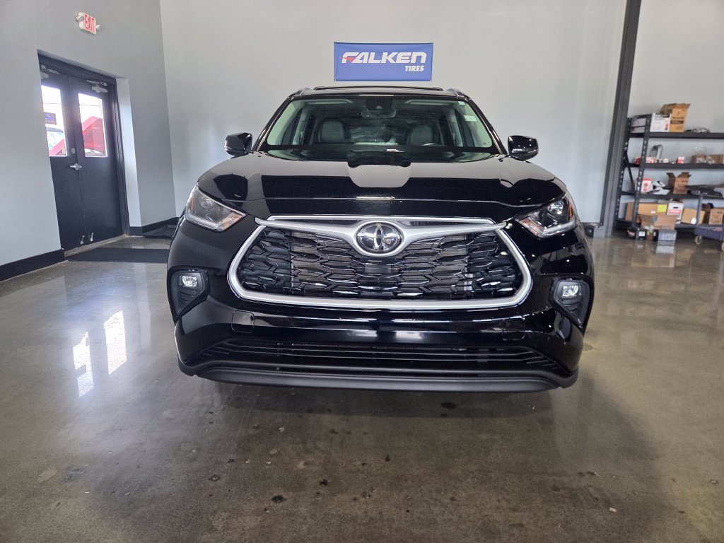 Used 2021 Toyota Highlander XLE AWD/4WD image 2