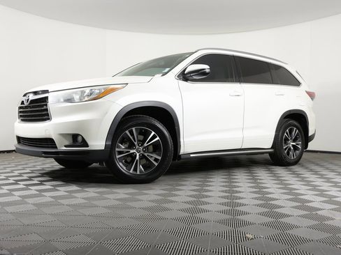 Used 2016 Toyota Highlander XLE image 1