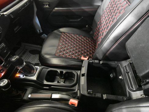 Used 2018 Jeep Wrangler Unlimited Rubicon AWD/4WD image 23