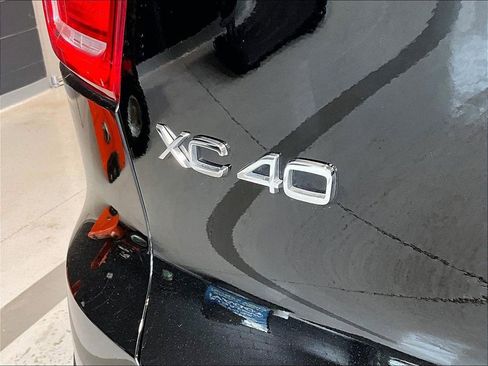 Used 2025 Volvo XC40 B5 Core image 28
