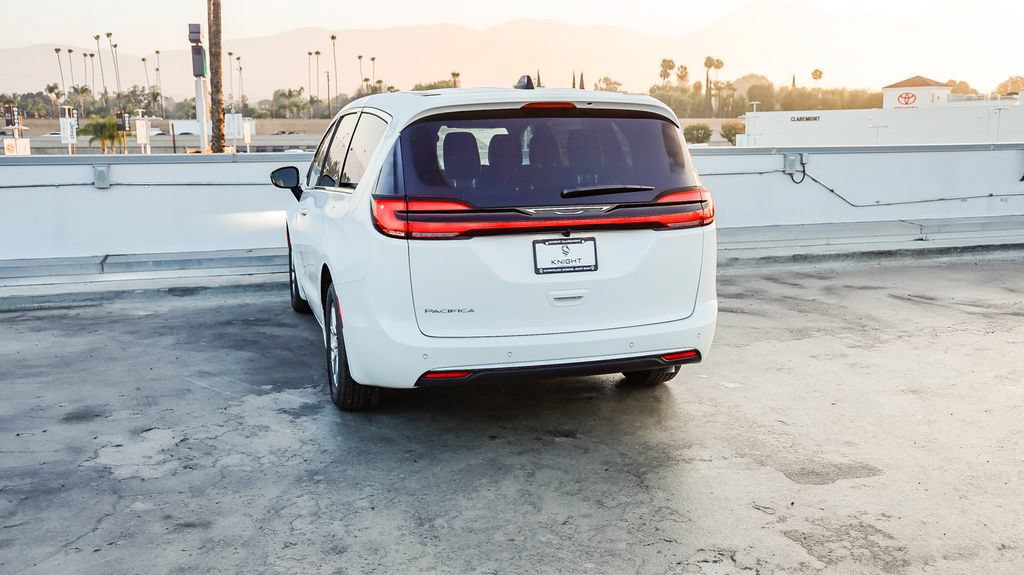 New 2027 Chrysler Pacifica Select FWD image 7