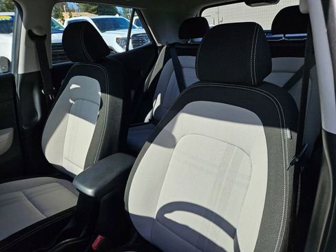 Used 2025 Hyundai Venue SEL FWD image 17