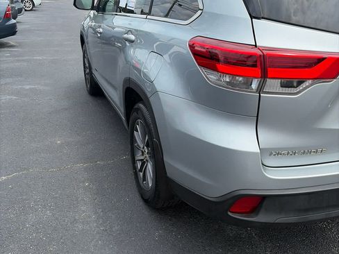 Used 2017 Toyota Highlander XLE AWD/4WD image 6