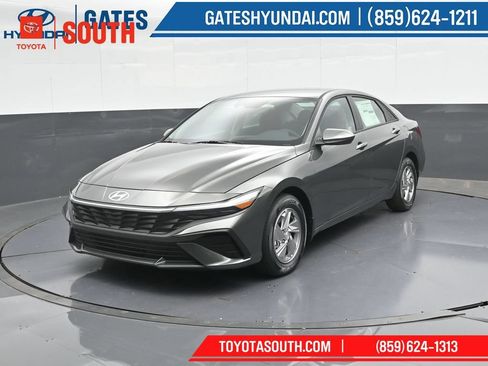 Used 2025 Hyundai Elantra SE FWD image 6