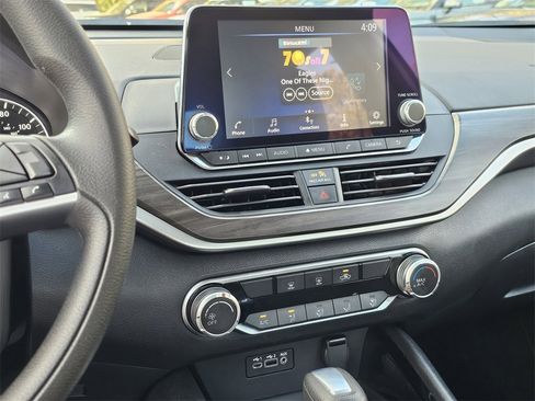 Used 2024 Nissan Altima 2.5 SV image 9