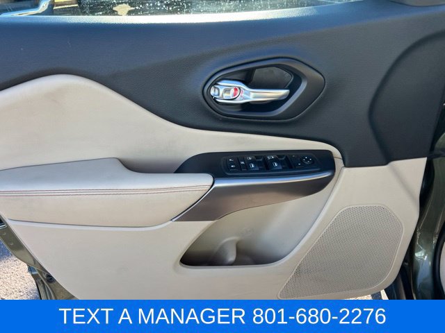 Used 2019 Jeep Cherokee Latitude w/ Cold Weather Group FWD image 16