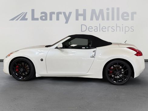 Used 2014 Nissan 370Z Touring w/ Sport Package image 2