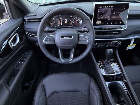 New 2026 Jeep Compass Latitude image 11