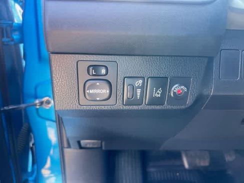 Used 2018 Toyota RAV4 LE FWD image 28