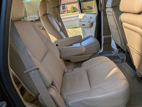 Used 2011 Cadillac Escalade Premium image 36