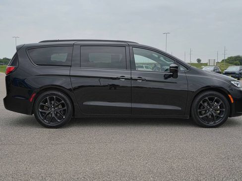 Used 2025 Chrysler Pacifica Limited FWD image 5