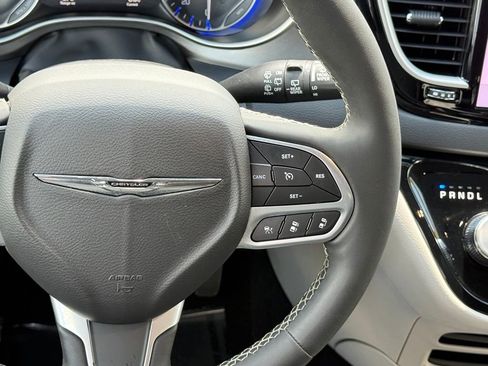 Used 2023 Chrysler Pacifica Touring-L FWD image 31
