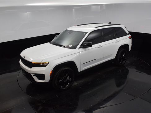 Used 2023 Jeep Grand Cherokee Altitude image 27