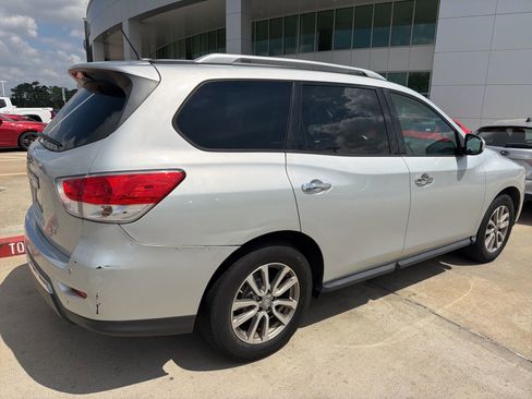 Used 2016 Nissan Pathfinder SV image 4