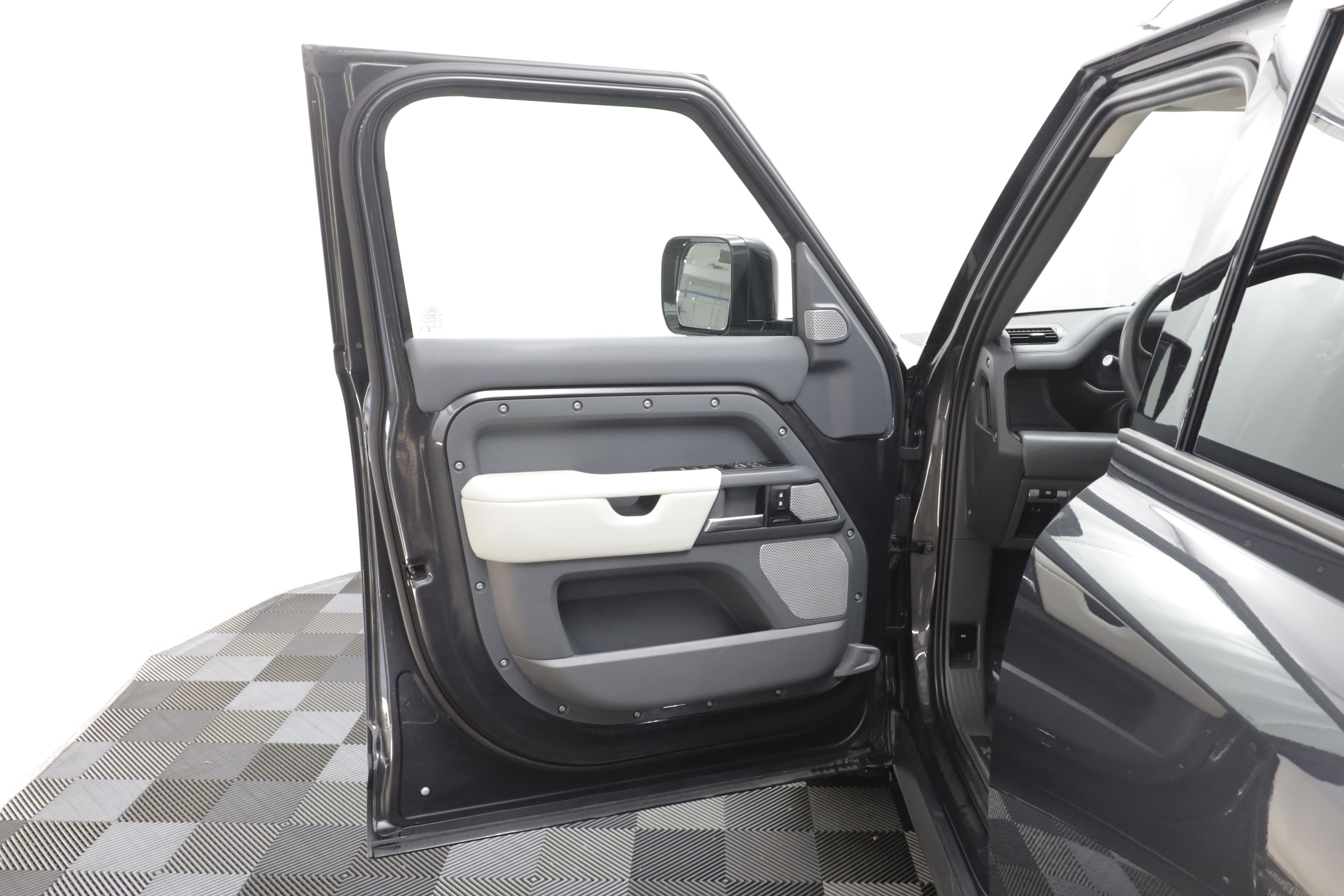 Used 2024 Land Rover Defender 130 X-Dynamic SE AWD/4WD image 5