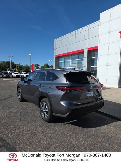 Used 2023 Toyota Highlander XLE AWD/4WD image 3