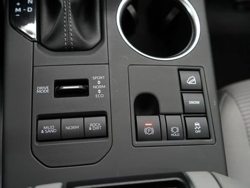 Used 2025 Toyota Highlander LE AWD/4WD image 37